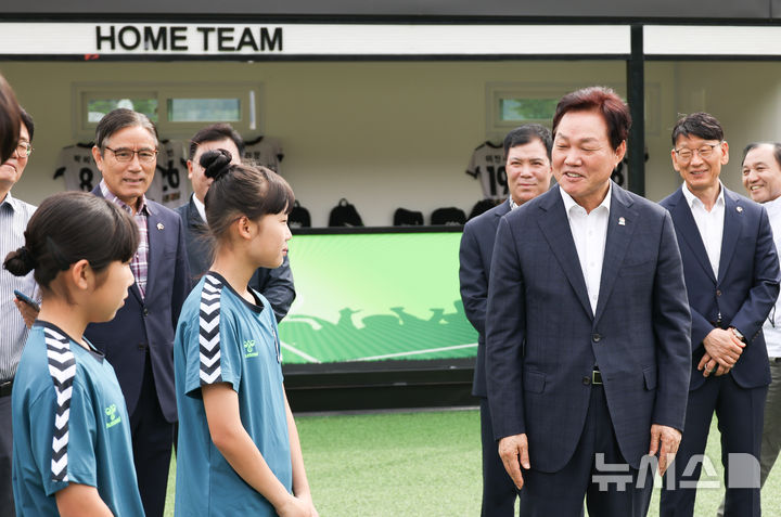 [창원=뉴시스]박완수 경남도지사가 23일 오전 제54회 전국소년체육대회 사전경기가 열리는 창녕스포츠파크를 방문해 진주여중 축구부 선수들을 격려하고 있다.(사진=경남도 제공) 2025.05.23. photo@newsis.com