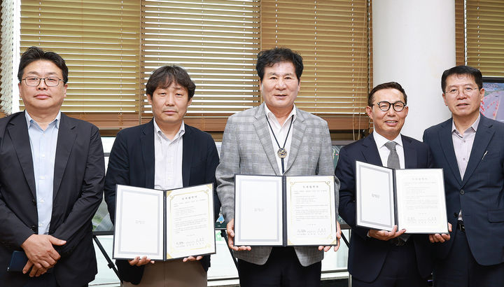 [함평=뉴시스] 이상익 전남 함평군수(가운데)가 23일 군청에서 자동차 부품 생산 기업인 서준 최명현 대표(왼쪽 두번째), 천복금형2공장 김순곤 대표(왼쪽 네번째)와 132억원 규모의 투자협약을 체결하고 있다. (사진=함평군 제공) 2025.05.23. photo@newsis.com *재판매 및 DB 금지