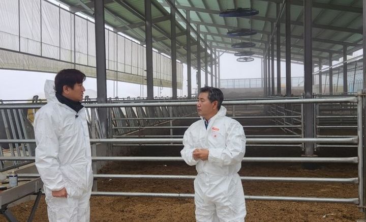 [춘천=뉴시스] 23일 강원특별자치도(도지사 김진태)는 가축 전염병의 연중 발생으로 어려움을 겪고 있는 축산 농가 지원과 체계적인 질병 관리를 위해 제1회 추가경정예산을 통해 도 자체 4개 사업 총 4억6000만원을 추가 확보했다고 밝혔다. 사진은 지난 해 양구지역 럼피스킨병 발생 농가 대응 모습. 강원특별자치도 제공. *재판매 및 DB 금지