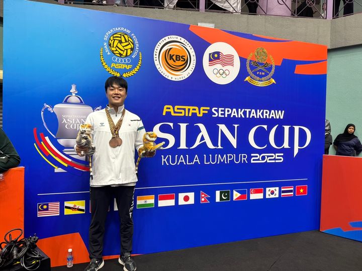 [대전=뉴시스] 조명휘 기자 = 대전 대덕구청 세팍타크로팀의 이민주 선수가 말레이시아에서 ASTAF 아시안컵에서 동메달을 딴 뒤 기념사진을 찍고 있다. (사진= 대덕구청 제공) 2025.05.23. photo@newsis.com 2 *재판매 및 DB 금지