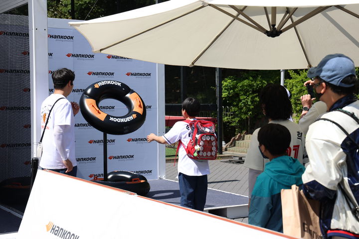 [서울=뉴시스] 한국타이어의 스트라이크존 팝업 부스 내 타이어 링토스 이벤트 참여 장면. (사진=한국타이어 제공) 2025.05.23 photo@newsis.com *재판매 및 DB 금지