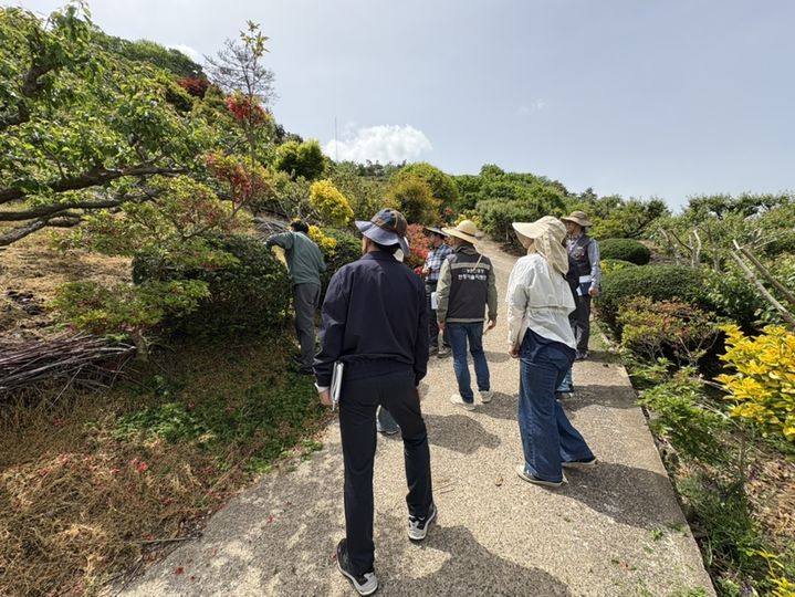 [순천=뉴시스] 전남 순천시 공무원이 과수 농가를 찾아 이상 저온 피해 등을 조사하고 있다. (사진=순천시 제공) 20225.05.23. photo@newsis.com *재판매 및 DB 금지