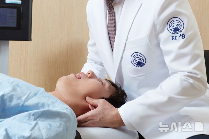 [서울=뉴시스]자생한방병원 의료진이 턱관절 추나요법을 시행하고 있다. (사진= 자생한방병원 제공) 2025.05.23. photo@newsis.com.
