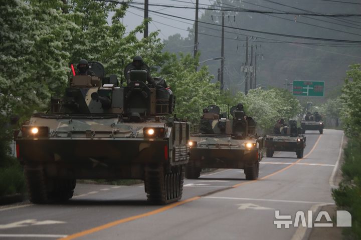 [양주=뉴시스] 육군 8기동사단 소속의 K21 장갑차들이 훈련지역으로 기동하고 있다. (사진=뉴시스 DB) photo@newsis.com