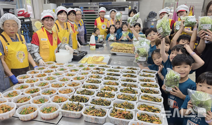 [수원=뉴시스] 평택 시립두릉어린이집은 ‘두릉당근마켓 바자회’를 통해 마련한 수익금과 직접 키운 상추를 평택원평적십자봉사회에 기부했다. (사진=경기적십자 제공) 2025.05.23. photo@newsis.com