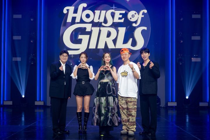 [서울=뉴시스] 23일 ENA 새 음악 예능 프로그램 '하우스 오브 걸스'의 온라인 제작발표회에는&nbsp; 가수 김윤아, 신용재, 소유, 래퍼 겸 배우 양동근, 배우 이이경이 참여했다. (사진=ENA 제공) 2025.05.23 photo@newsis.com *재판매 및 DB 금지