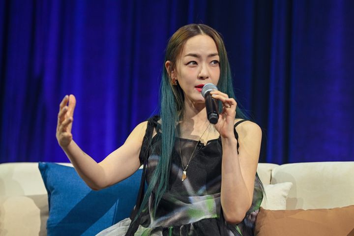 [서울=뉴시스] 23일 ENA 새 음악 예능 프로그램 '하우스 오브 걸스'의 온라인 제작발표회에서 가수 김윤아가 질의응답을 하고 있다.&nbsp; (사진=ENA 제공) 2025.05.23 photo@newsis.com *재판매 및 DB 금지