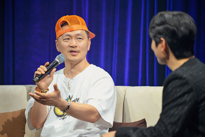 [서울=뉴시스] 23일 ENA 새 음악 예능 프로그램 '하우스 오브 걸스'의 온라인 제작발표회에서 래퍼 겸 배우 양동근이 질의응답을 하고 있다. (사진=ENA 제공) 2025.05.23 photo@newsis.com *재판매 및 DB 금지