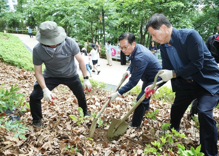 [천안=뉴시스] 충남 천안시가 제80회 식목일을 기념해 노태산 근린공원에서 식목일 나무 심기 행사를 열었다. (사진=천안시 제공) 2025.5.23 photo@newsis.com *재판매 및 DB 금지