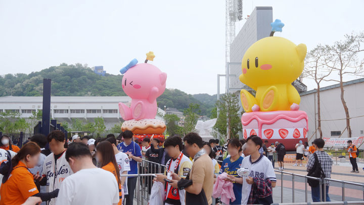 [대전=뉴시스]대전 한화생명 볼파크에 설치한 꿈돌이·꿈순이 대형 조형물이 야구장을 찾는 관람객들로부터 큰 인기를 얻고 있다. (사진=대전시 제공) 2025. 05. 23 photo@newsis.com *재판매 및 DB 금지