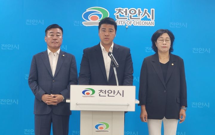 [천안=뉴시스] 박우경 기자 = 최근 3년간 주정차 위반 과태료를 면제받아 특혜 논란을 빚은 일부 천안시의원이 23일 시청 브리핑실에서 기자회견을 열고 사과했다. 2025.5.23 spacedust1@newsis.com *재판매 및 DB 금지