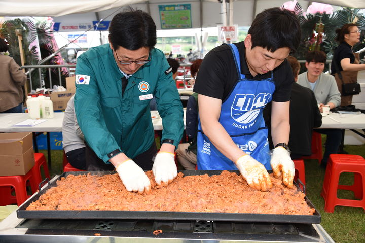 [밀양=뉴시스] 안지율 기자 = 대한한돈협회 밀양시지부에서 한돈 무료 시식 나눔행사를 하고 있다. 2025.05.23. alk9935@newsis.com *재판매 및 DB 금지