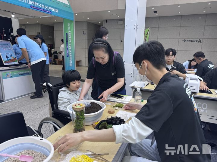 [전주=뉴시스] 국립청소년바이오생명센터가 운영한 체험 부스. (사진=한국청소년활동진흥원 제공) 2025.05.23. photo@newsis.com&nbsp; *재판매 및 DB 금지