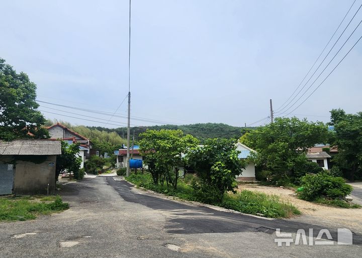 [포항=뉴시스] 송종욱 기자 = 경북 포항시는 23일 행정 최북단 경계인 북구 송라면 지경 3리에 수돗물을 공급해 주민 숙원을 해결하고, 공평한 생활 인프라를 구축했다. 사진은 23일 수돗물을 공급하기 시작한 송라면 지경 3리 전경. (사진=포항시 제공) 2025.05.23. photo@newsis.com