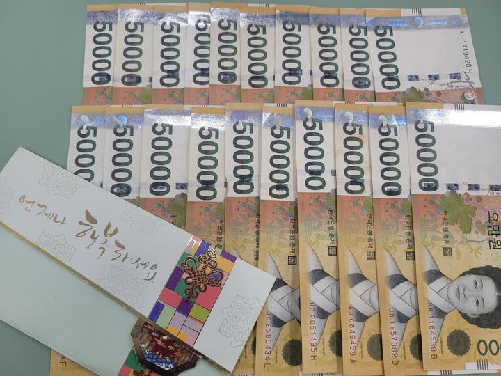 [부산=뉴시스] 지난 19일 동구의 기초생활수급자 한 어르신이 저소득 세대를 위해 100만원을 기탁했다. (사진=부산 동구 제공) 2025.05.23. photo@newsis.com *재판매 및 DB 금지