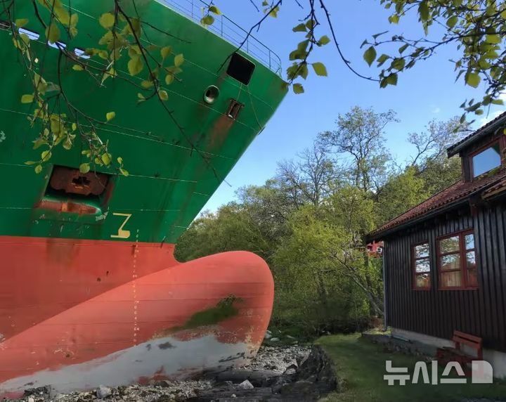 [뉴시스] 노르웨이 트론헤임 인근 한 마을에서 135m 길이의 대형 화물선이 주택 정원에 좌초했다. (사진=the Guardian) 2025.5.22 