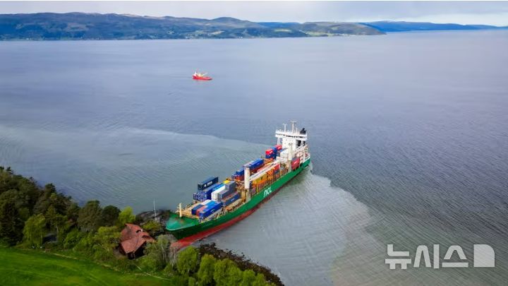 [뉴시스] 노르웨이 트론헤임 인근 한 마을에서 135m 길이의 대형 화물선이 주택 정원에 좌초했다. (사진=the Guardian) 2025.5.22 