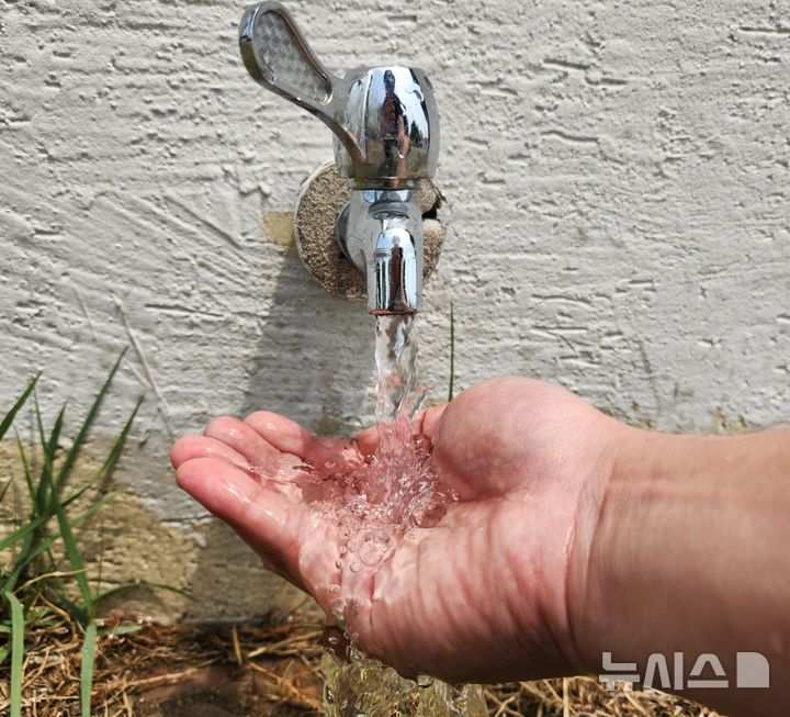 [포항=뉴시스] 송종욱 기자 = 경북 포항시는 23일 행정 최북단 경계인 북구 송라면 지경 3리에 수돗물을 공급해 주민 숙원을 해결하고, 공평한 생활 인프라를 구축했다. 사진은 23일 송라면 지경 3리에 수돗물을 공급하는 모습. (사진=포항시 제공) 2025.05.23. photo@newsis.com