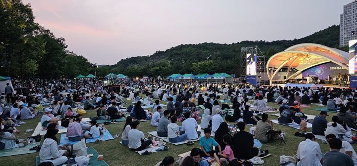 [여수=뉴시스] 여수시민과 관광객이 웅천 해변에서 열린 여수재즈페스티벌을 관람하고 있다. (사진=여수시 제공) 2025.05.23. photo@newsis.com *재판매 및 DB 금지