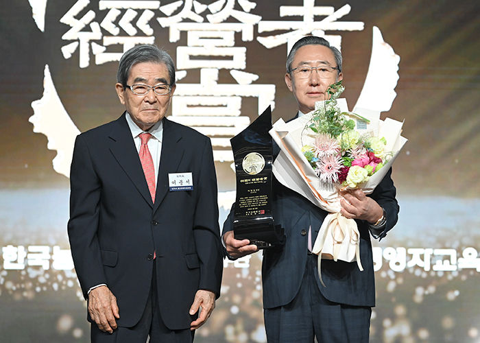 [부산=뉴시스] 백정호 동성케미컬 회장(오른쪽)이 23일 서울 용산구 그랜드하얏트서울에서 열린 '제55회 한국의 경영자상 시상식'에서 '2025년 한국의 경영자상'을 수상했다. (사진=동성그룹 제공) 2025.05.23. photo@newsis.com *재판매 및 DB 금지