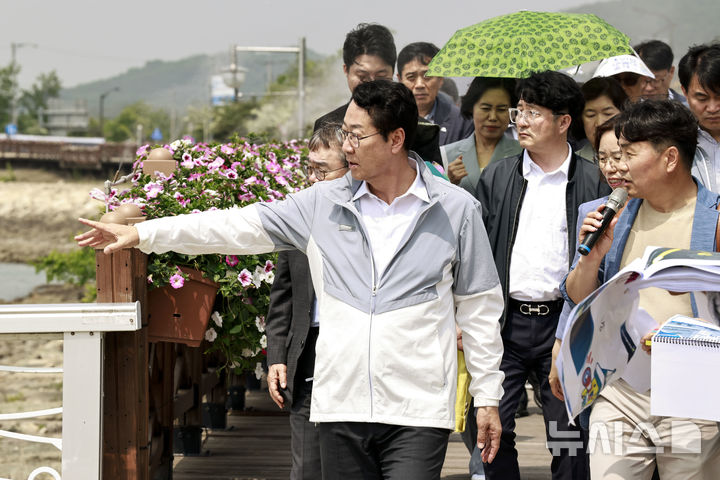 [화성=뉴시스]정명근 화성시장(사진 맨 앞 왼쪽)이 22일 전곡항 일원에서 제15회 뱃놀이축제를 앞두고 막바지 로드체킹을 하고 있다.(사진=화성시 제공)2025.05.23.photo@newsis.com