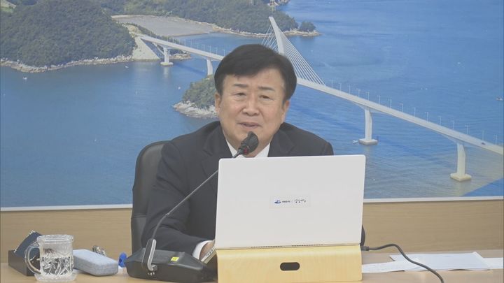 [여수=뉴시스] 정기명 여수시장이 23일 주간회의 도중 공직자의 일탈행위에 대해 엄중 경고 하고 있다. (사진=여수시 제공) 2025.05.23. photo@newsis.com&nbsp; *재판매 및 DB 금지