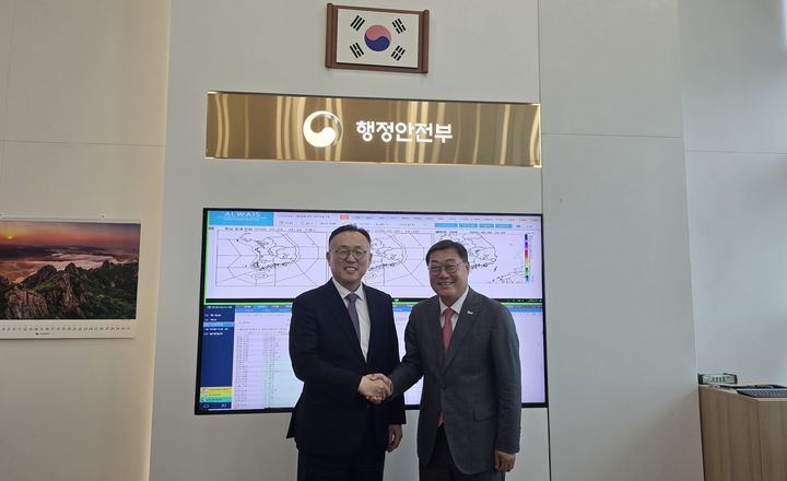 [합천=뉴시스] 김윤철 합천군수 세종방문 (좌)이한경 행안부 재난본부장 차관급 (우) 김윤철 합천군수 (사진=합천군 제공) 2025. 05. 23. photo@newsis.com&nbsp; *재판매 및 DB 금지