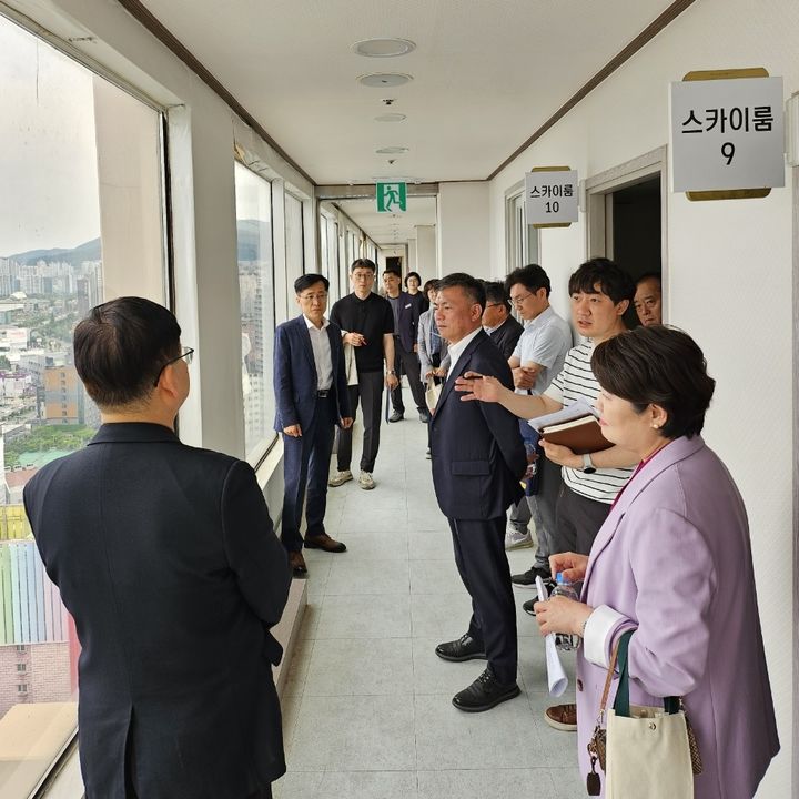 [창원=뉴시스] 강경국 기자 = 구 롯데백화점 마산점의 효율적인 활용 방안을 마련하기 위해 구성한 태스크포스팀이 23일 현장을 방문하고 있다. (사진=창원시청 제공). 2025.05.23. photo@newsis.com *재판매 및 DB 금지