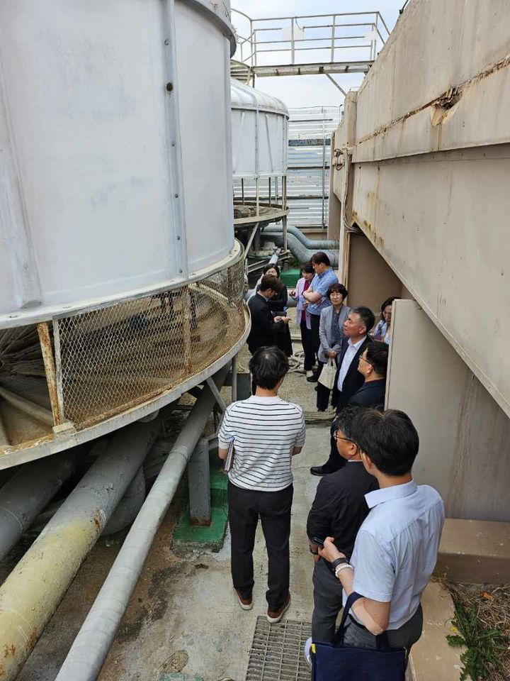 [창원=뉴시스] 강경국 기자 = 구 롯데백화점 마산점의 효율적인 활용 방안을 마련하기 위해 구성한 태스크포스팀이 23일 현장을 방문하고 있다. (사진=창원시청 제공). 2025.05.23. photo@newsis.com *재판매 및 DB 금지