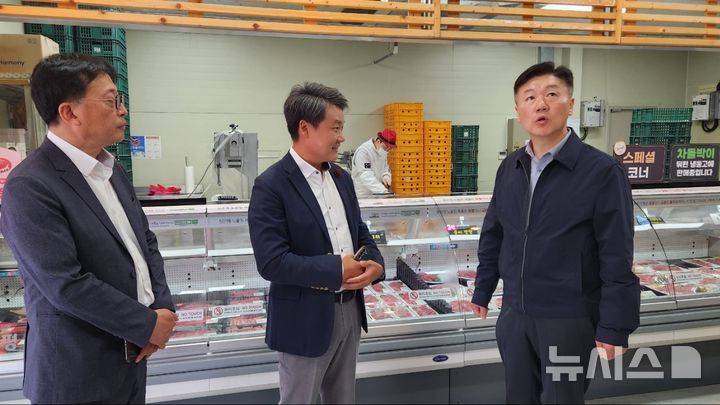 [세종=뉴시스] 농림축산식품부는 23일 박범수 차관이 강원 평창군 '평창한우마을 영농조합법인'을 방문해 한우 유통단계 축소 및 가격 연동 강화 방안을 논의했다고 밝혔다. (사진=농식품부 제공) 2025.05.23. photo@newis.com