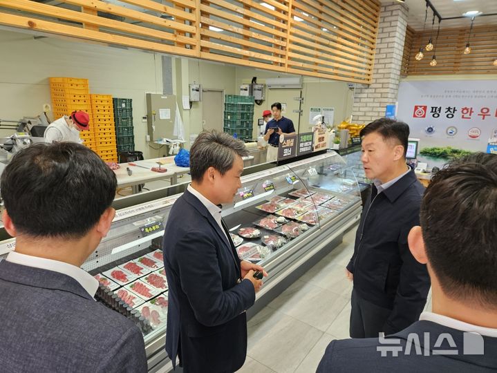 [세종=뉴시스] 농림축산식품부는 23일 박범수 차관이 강원 평창군 '평창한우마을 영농조합법인'을 방문해 한우 유통단계 축소 및 가격 연동 강화 방안을 논의했다고 밝혔다. (사진=농식품부 제공) 2025.05.23. photo@newis.com