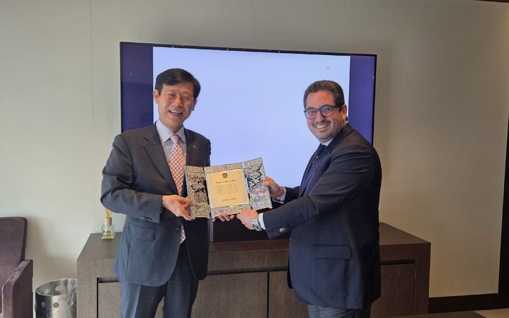 [부산=뉴시스] 22일 송상근 부산항만공사 사장은 스위스 제네바에 위치한 글로벌 컨테이너 해운사 MSC 본사를 방문해 디에고 아폰테 그룹 사장에게 감사패를 전달했다. (사진=부산항만공사 제공) 2025.05.23. photo@newsis.com *재판매 및 DB 금지