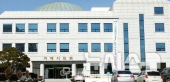 [거제=뉴시스] 신정철 기자= 거제시의회 경제관광위원회는 23일, 거제시가 제출한 '거제시 민생회복지원금 지원 조례안'을&nbsp; 찬성 4표, 반대 3표, 기권 1표로 부결시켰다.사진은 거제시의회 청사 전경.(사진=뉴시스DB).2025.05.23. sin@newsis.com