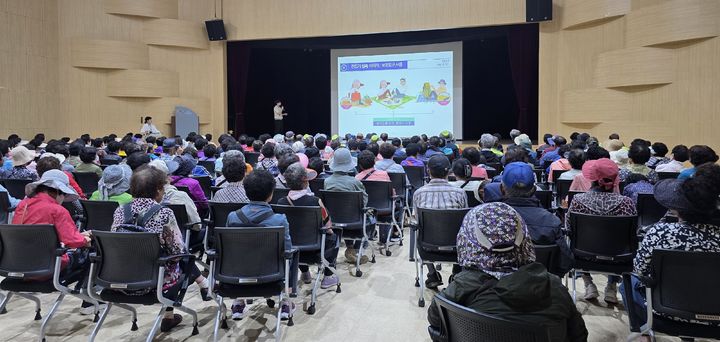 [합천=뉴시스] 합천군, 노인일자리 참여자 감염병 예방 교육 실시 (사진=합천군 제공) 2025. 05. 23. photo@newsis.com *재판매 및 DB 금지