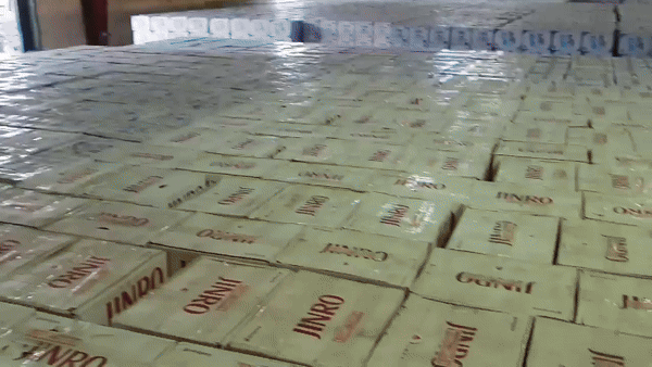 [마닐라=뉴시스] 변해정 기자 = 필리핀 마닐라 파시그 시티에 위치한 하이트진로의 주요 거래처 중 하나인 K&L 물류창고시설에 참이슬과 진로 등 수출용 소주가 든 상자가 보관돼 있다. (사진= 뉴시스 DB) photo@newsis.com *재판매 및 DB 금지 *재판매 및 DB 금지