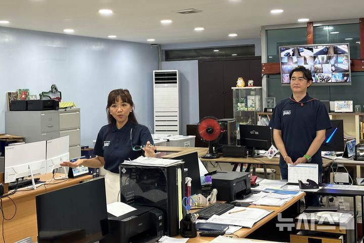 [마닐라=뉴시스] 하이트진로의 주요 거래처 중 하나인 K&L 강정희 대표와 박요출 팀장이 참이슬과 진로 등 제품 납품 현황을 설명하고 있다. (사진= 하이트진로 제공) photo@newsis.com&nbsp; 