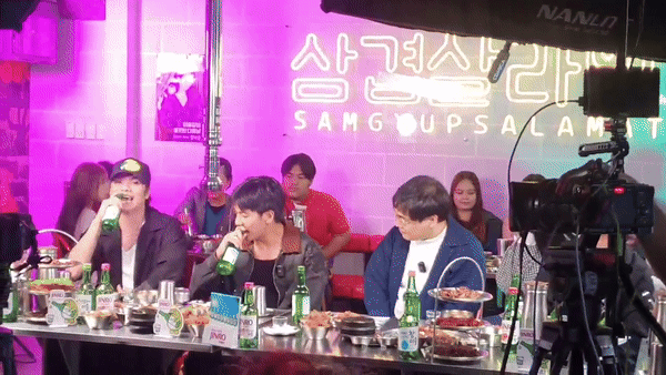 [마닐라=뉴시스] 지난 19일 필리핀 마닐라의 현지인 인기 한식당인 '삼겹살라맛'(Samgyupsalamat)에서 하이트진로의 현지형 콘텐츠 '진로 라이브'(Jinro Live)가 첫 선을 보였다. '컬투삼총사' 출신의 정성한 대표가 진행을 맡고 필리핀의 차세대 힙합 듀오 'GY'(Gab & Yen)가 참여했다. photo@newsis.com *재판매 및 DB 금지