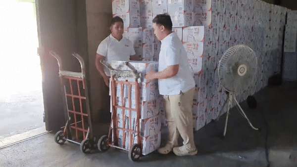 [마닐라=뉴시스] 변해정 기자 = 지난 19일 필리핀 마닐라 파시그 시티에 위치한 하이트진로의 주요 거래처 중 하나인 K&L 물류창고시설에서 직원들이 참이슬과 진로 등 수출용 소주가 든 상자를 옮겨 나르고 있다. (사진= 뉴시스 DB) photo@newsis.com 재판매 및 DB 금지 *재판매 및 DB 금지