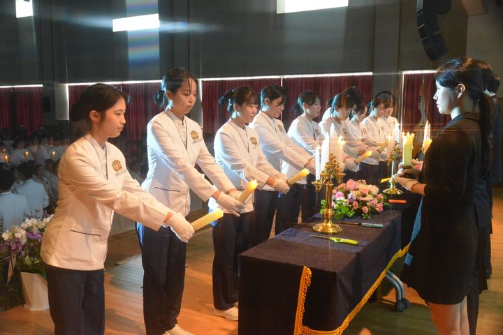 [울산=뉴시스] 구미현 기자 =춘해보건대학교는 23일 도생관 대강당에서 간호학부 3학년 대상으로 '제56회 나이팅게일 선서식'을 개최했다. (사진=춘해보건대 제공) 2025.05.23.&nbsp; photo@newsis.com *재판매 및 DB 금지