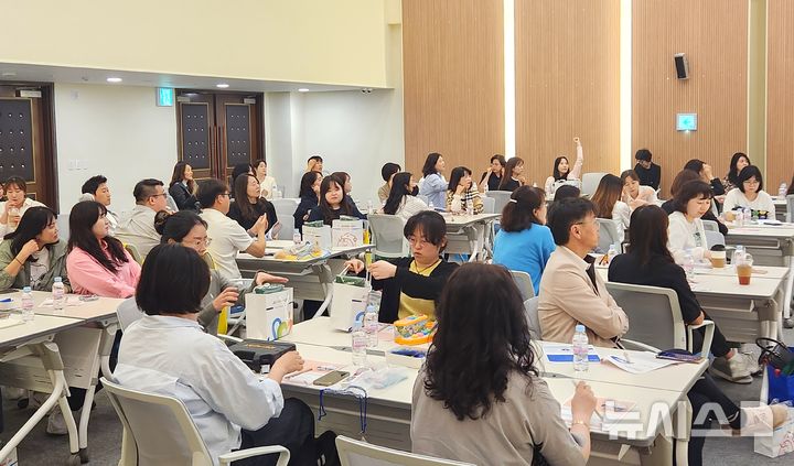 [포항=뉴시스] 송종욱 기자 = 경북 포항시가 지난 3월 개관한 포항 흥해아이누리플라자가 아이·부모의 큰 호응으로 선진 보육 선도의 우수 사례로 손꼽히고 있다. 사진은 23일 경북 22개 시군 장난감도서관장·담당자가 흥해아이누리플라자에서 역량 강화 교육 모습. (사진=포항시 제공) 2025.05.23. photo@newsis.com
