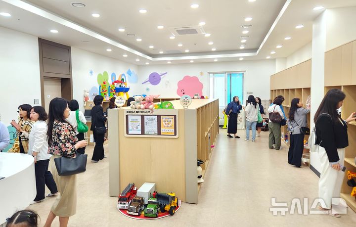 [포항=뉴시스] 송종욱 기자 = 경북 포항시가 지난 3월 개관한 포항 흥해아이누리플라자가 아이·부모의 큰 호응으로 선진 보육 선도의 우수 사례로 손꼽히고 있다. 사진은 흥해아이누리플라자 장난감도서관 내부 모습. (사진=포항시 제공) 2025.05.23. photo@newsis.com