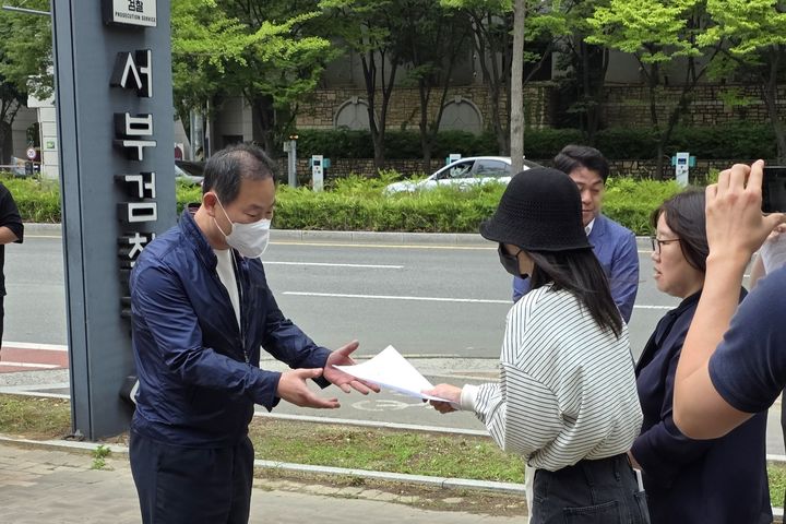 [대구=뉴시스] 대구장애인차별철폐연대 등은 23일 대구지방검찰청 서부지청 민원실 앞에서 대구 특수학교 장애 학생 집단 폭행 사건 엄중 처벌 촉구 및 규탄 기자회견을 열었다. 2025.05.23. photo@newsis.com *재판매 및 DB 금지