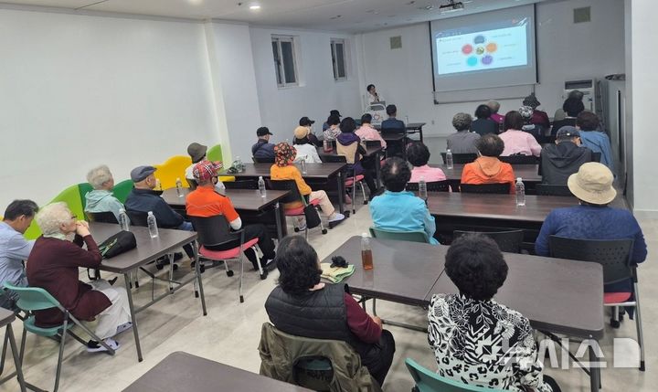 [안양=뉴시스] 안양시 동안구보건소가 23일 재가 암 환자와 그 가족을 지원하기 위한 식생활 개선 영양 관리 교육을 했다. (사진=안양시 제공).2025.05.23.photo@newsis.com.