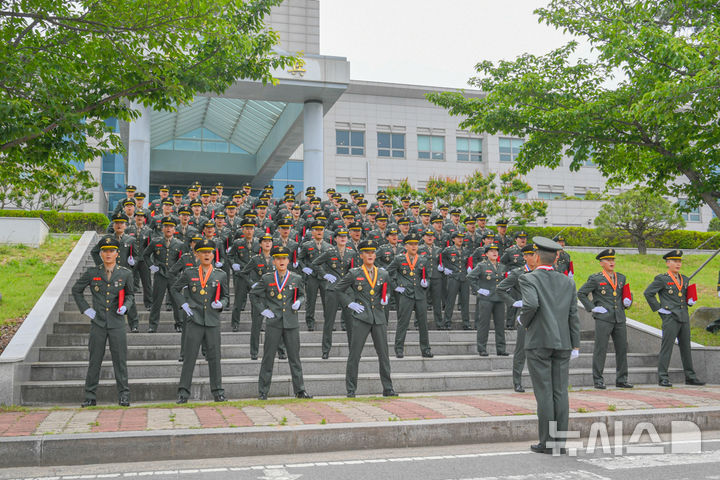[포항=뉴시스] 안병철 기자 = 23일 해병대 행사연병장에서 신임 부사관 410기 86명이 임관식을 하고 있다.(사진=해병대 교육훈련단 제공) 2025.05.23. photo@newsis.com 