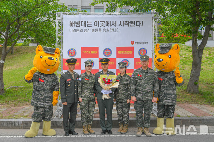 [포항=뉴시스] 안병철 기자 = 23일 해병대 행사연병장에서 열린 신임 부사관 410기 임관식에서 신현우 하사(왼쪽에서 세번째)를 포함한 4남매 해병대 부사관이 기념촬영을 하고 있다.(사진=해병대 교육훈련단 제공) 2025.05.23. photo@newsis.com