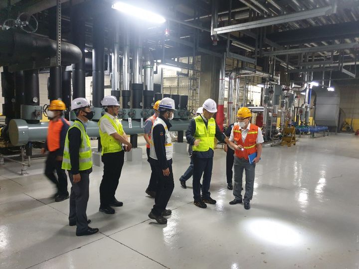 [부산=뉴시스] 한국철도공사(코레일) 부산경남본부 관계자들이 다중이용시설인 부산역과 태화강역에서 철도 건축시설무의 재난과 사고예방을 위한 안전점검을 시행하고 있다. (사진=한국철도공사 부산경남본부 제공) 2025.05.23. photo@newsis.com *재판매 및 DB 금지