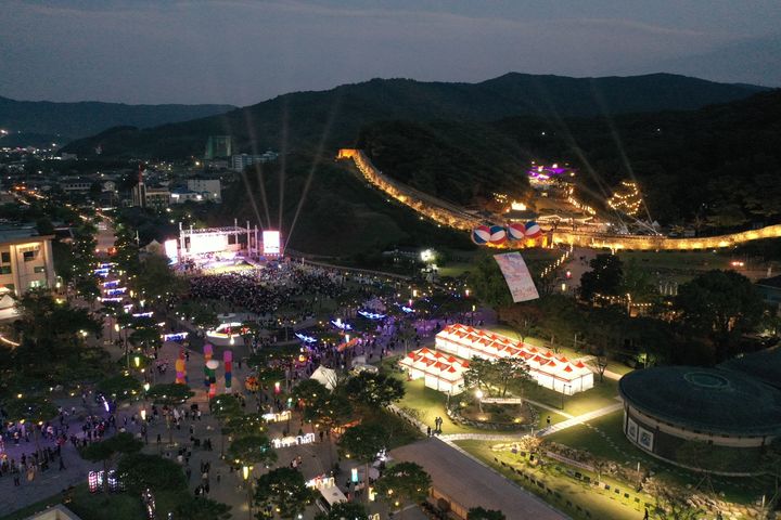 [고창=뉴시스] 지난해 제51회 모양성제의 야경. *재판매 및 DB 금지