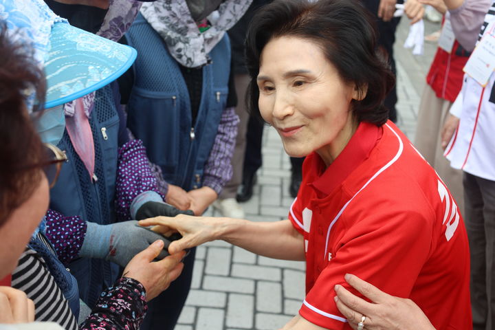 [서울=뉴시스] 설난영 여사가 23일 오후 1시30분 강원 강릉중앙시장에서 상인들과 만나고 있다. (사진 = 국민의힘 제공) 2025.05.23. *재판매 및 DB 금지