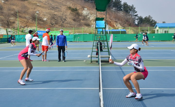 [순창=뉴시스] 순창을 찾아 전지훈련 중인 소프트테니스 주니어 선수들. *재판매 및 DB 금지
