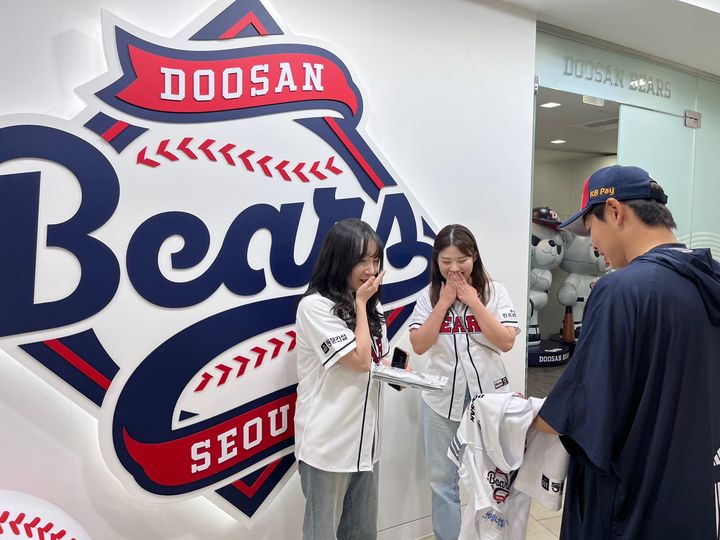 [서울=뉴시스] 프로야구 두산 베어스의 정수빈이 23일 잠실구장에서 열린 NC 다이노스와의 경기를 앞두고 자신의 1500안타 공을 잡아 돌려준 팬을 초청해 선물을 하고 있다. (사진 = 두산 베어스 제공) *재판매 및 DB 금지